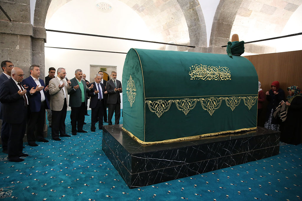 Manevi Mimarımızın Huzurunda Ramazan