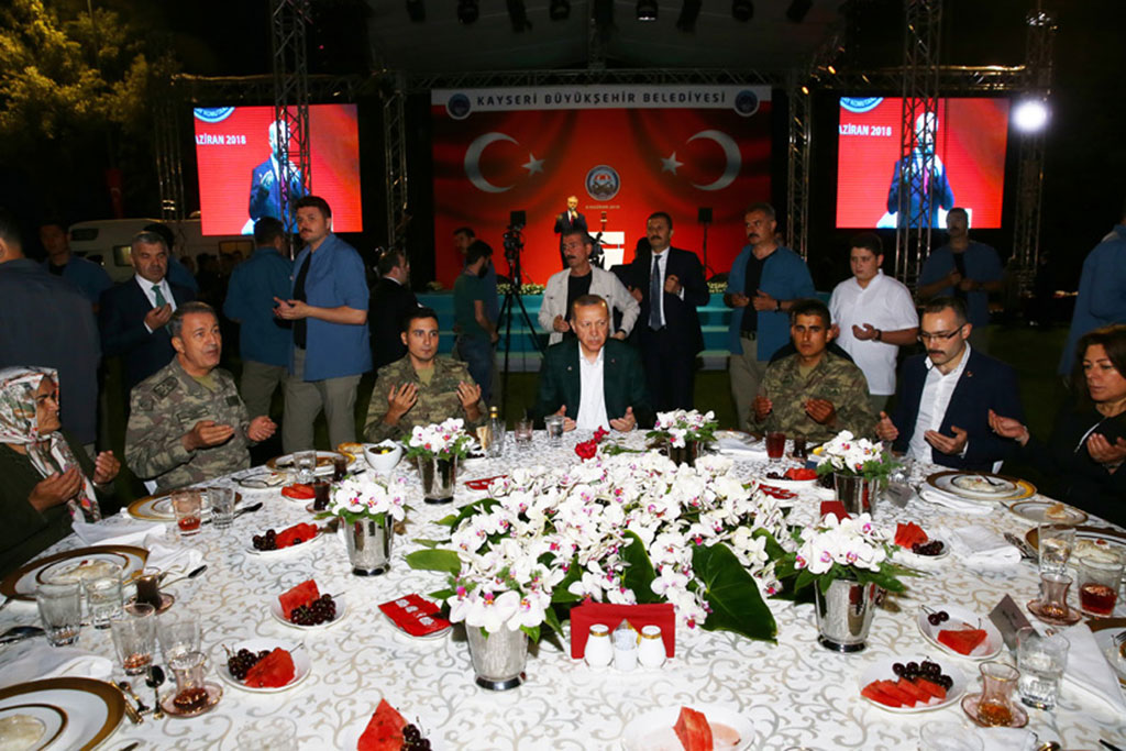 Devletin Zirvesi Büyükşehir'in İftarında Buluştu 