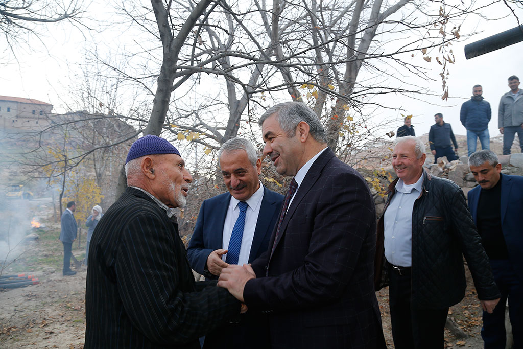 Yol Yapıyor, Gönül Alıyor