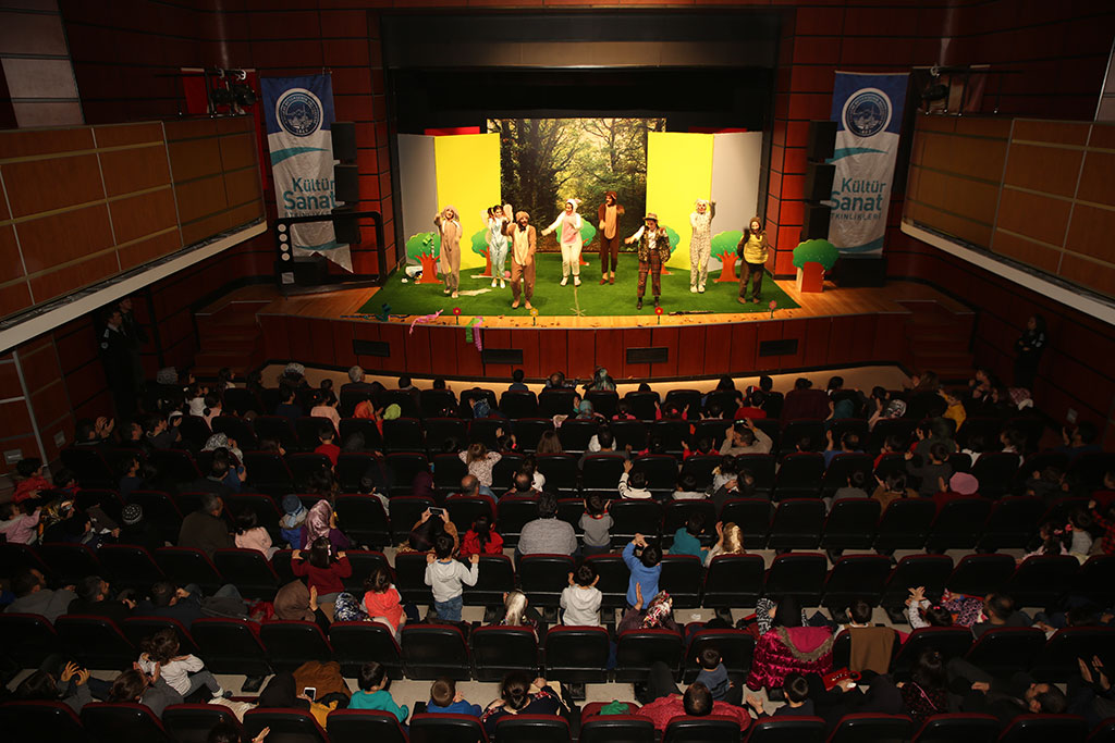 Çocuk Tiyatroları Devam Ediyor