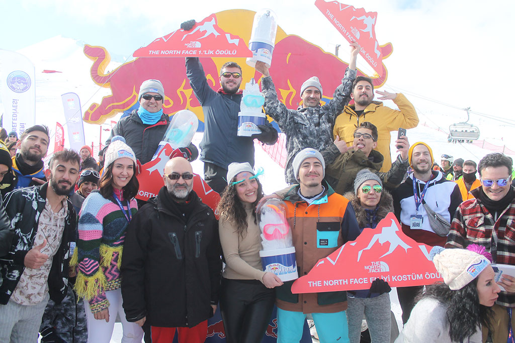 Buz Gibi Suya Atladılar