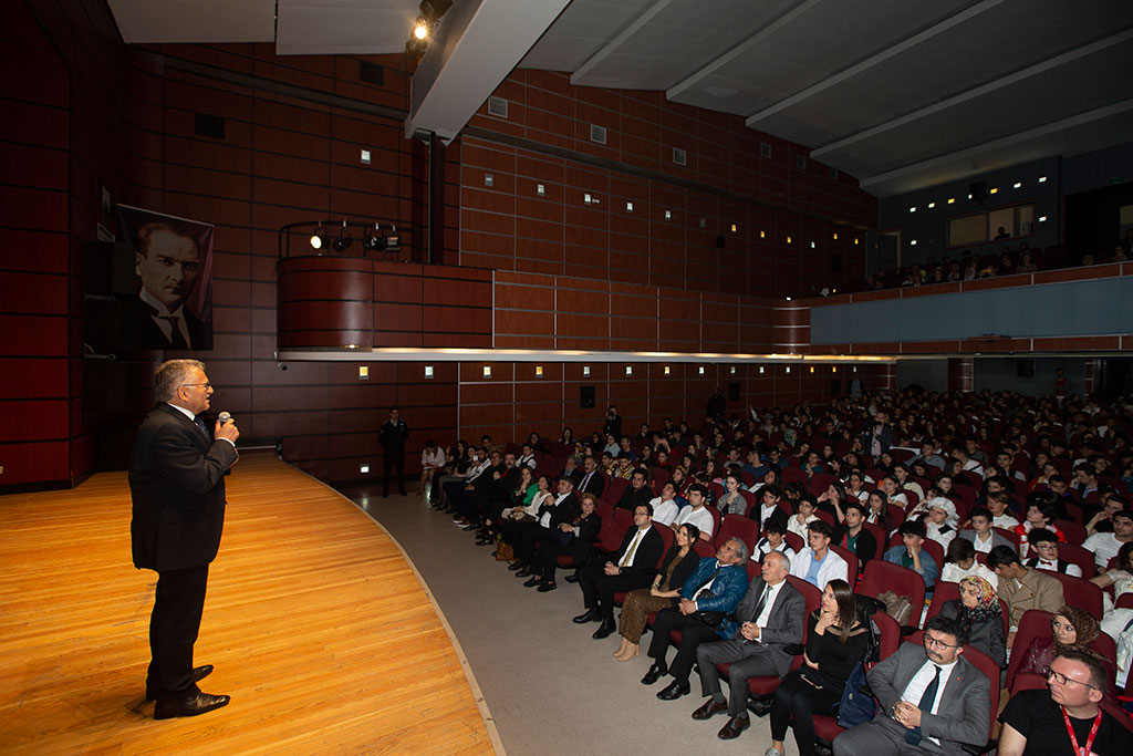 Liselerin En Güzel Sahnesi