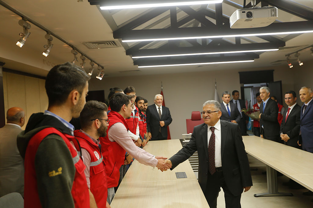 Başkan Büyükkılıç, Damla Gönüllüleri İle Birlikte