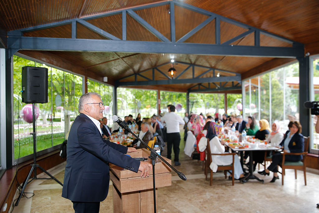 Yazarlık Okulu Mezunlarını Verdi