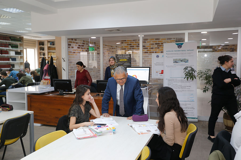 Başkan Büyükkılıç'tan Kütüphane Ziyareti