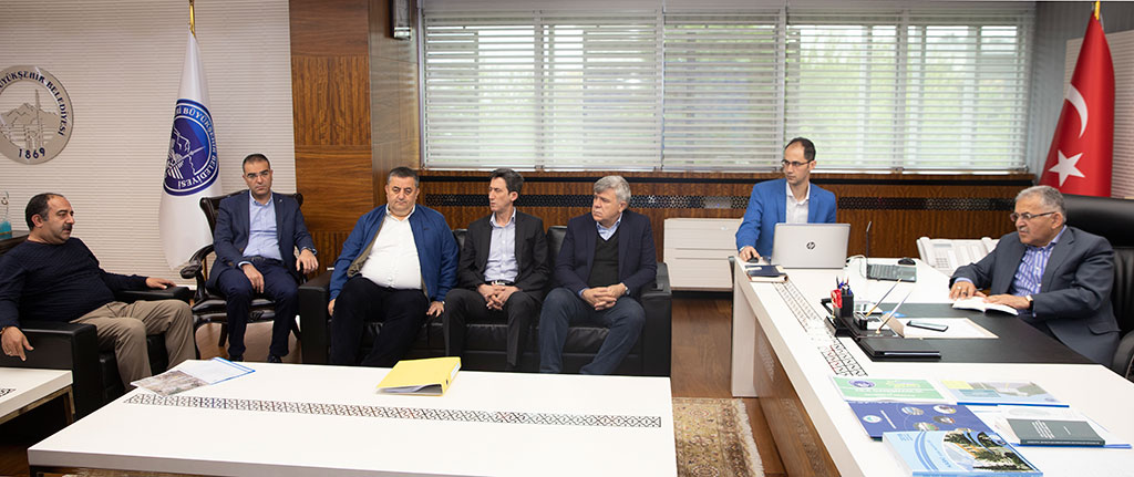 Hem Belediyede Hem de Sahada