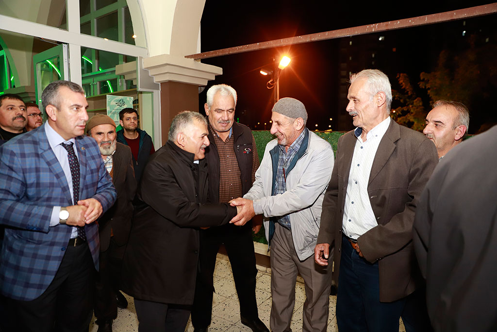 Annelere Çiçek, Çocuklara Hediye Verdi