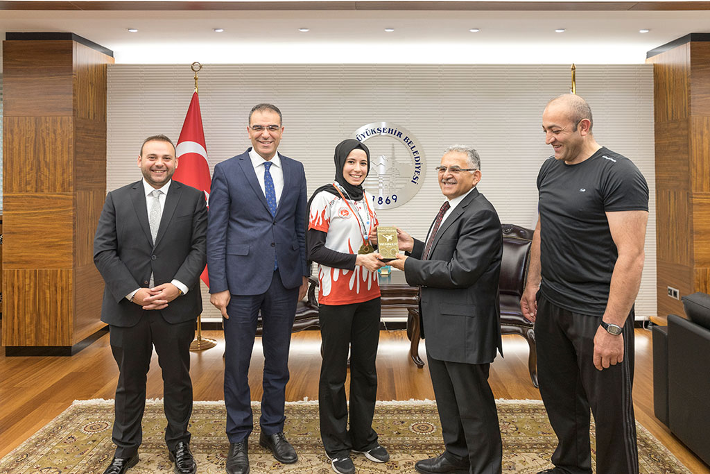 Başkan Büyükkılıç, Şampiyonu Ödüllendirdi