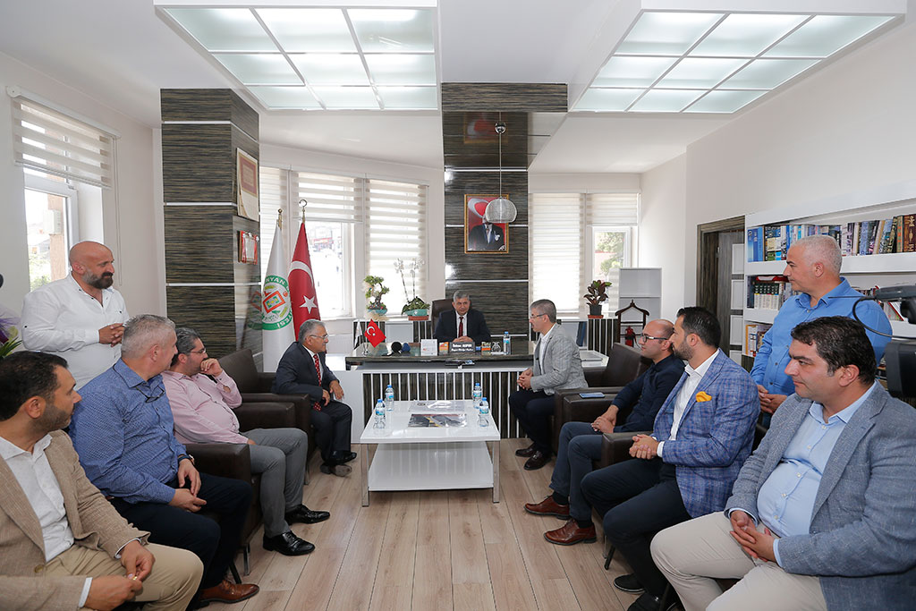 Belediyeyi Ziyaret Etti, Şehit Emanetleri Sergisini Gezdi