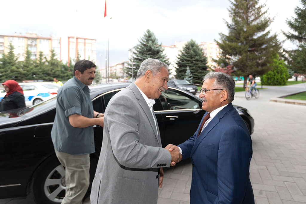 Arınç'tan Başkan Büyükkılıç'a Hayırlı Olsun