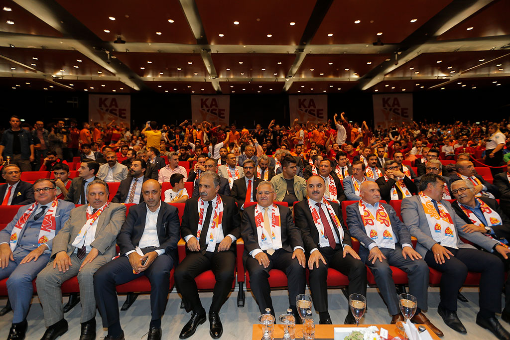 Başkan Büyükkılıç Hem Yardım Etti Hem De Ettirdi