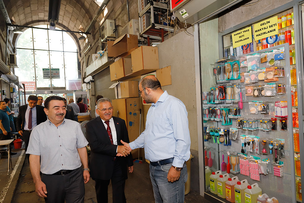 Kapalı Çarşı'yı Ziyaret Etti, Vezirhanı'nı İnceledi