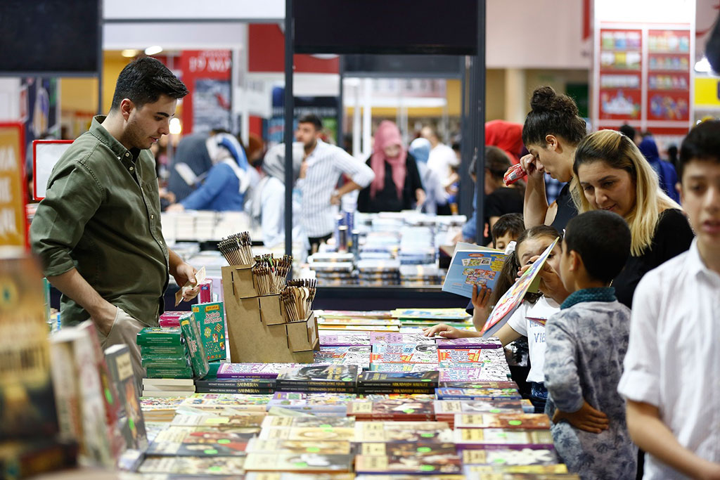 Kitap Fuarı Rekor Ziyaretçi ile Devam Ediyor
