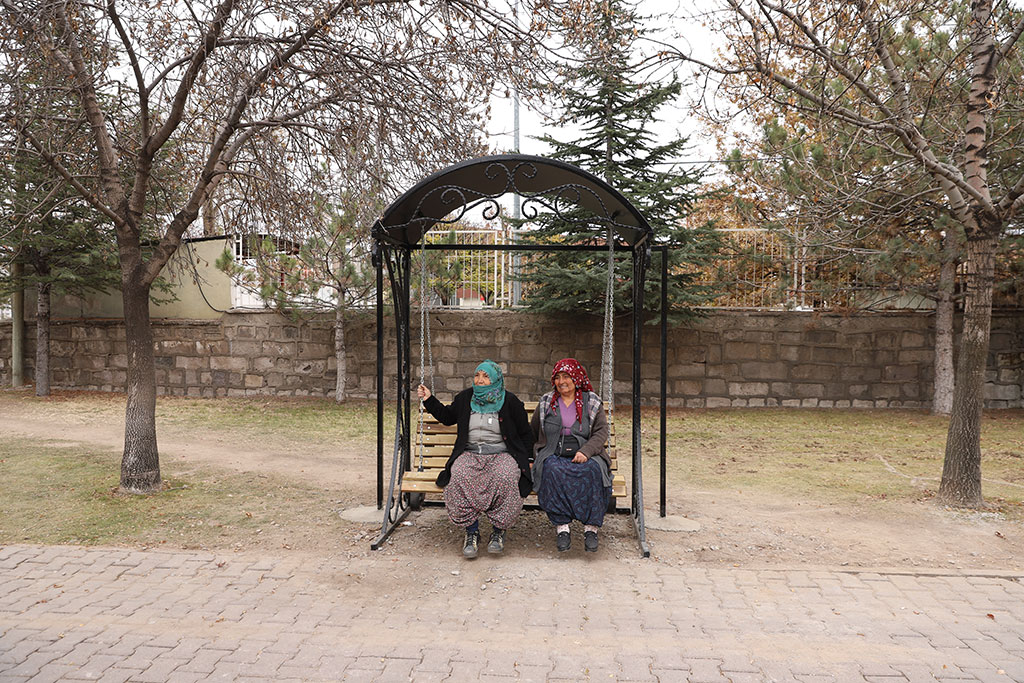 Parklarda Farklı Banklar