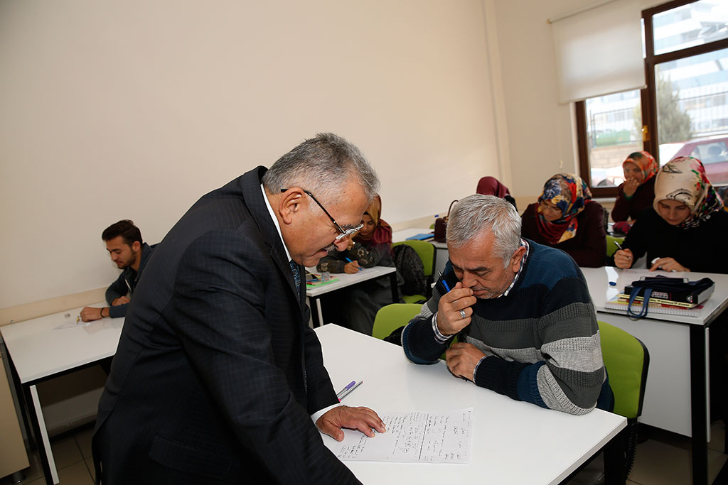 Başkan Büyükkılıç'tan Okumaya ve Eğitime Destek 