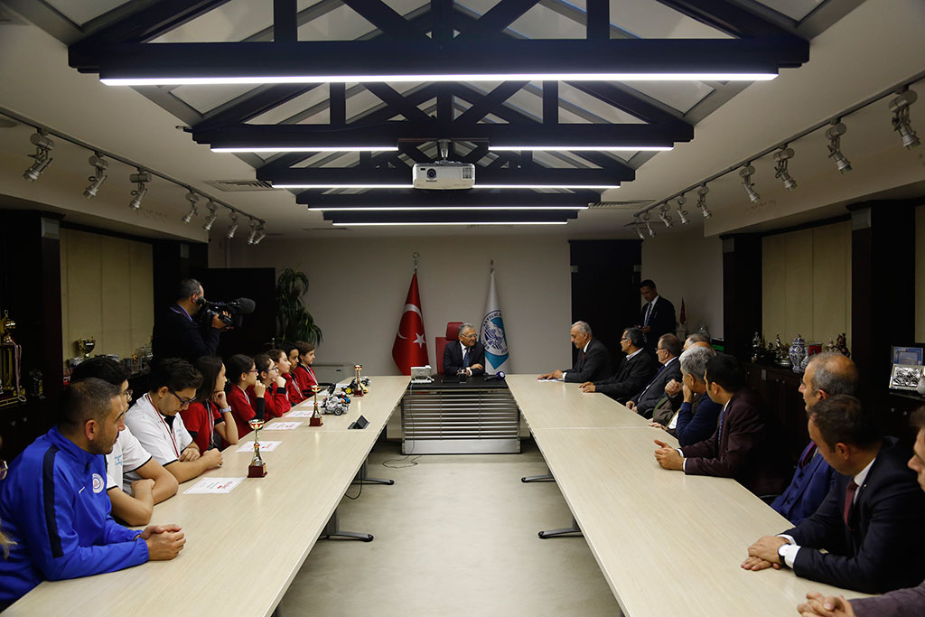 Şampiyon Öğrenciler Büyükşehir'de 