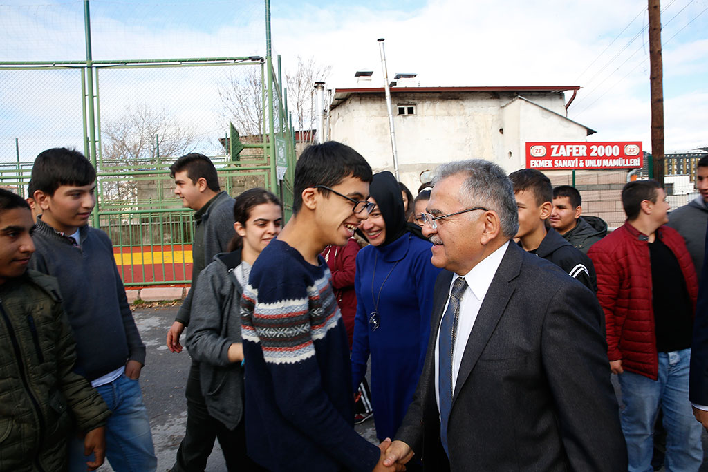 Başkan'dan İlgi, Öğrencilerden Sevgi