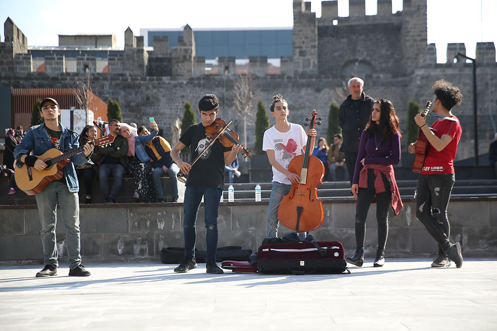 Sanatçılar Sokağının Genç Müzisyenleri