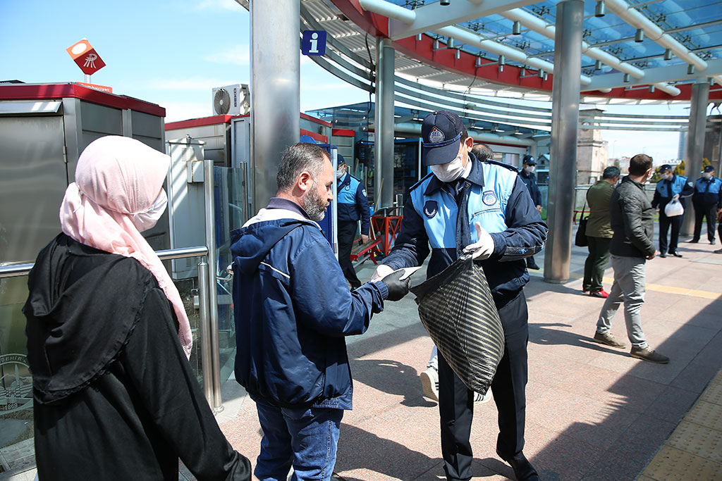 Büyükşehir 21 Gündür Maske Üretip, Halka Ücretsiz Dağıtıyor