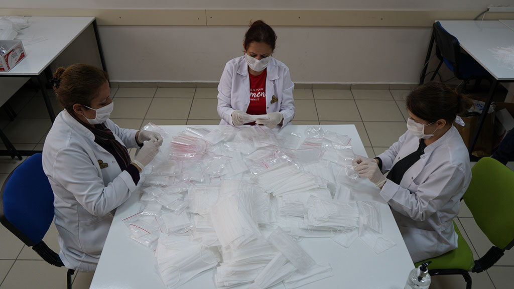 Büyükşehir 116 Bin Maske Üretip, Ücretsiz Dağıttı