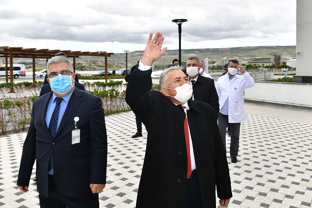 Başkan Büyükkılıç Şehir Hastanesi'nde Moral Verdi