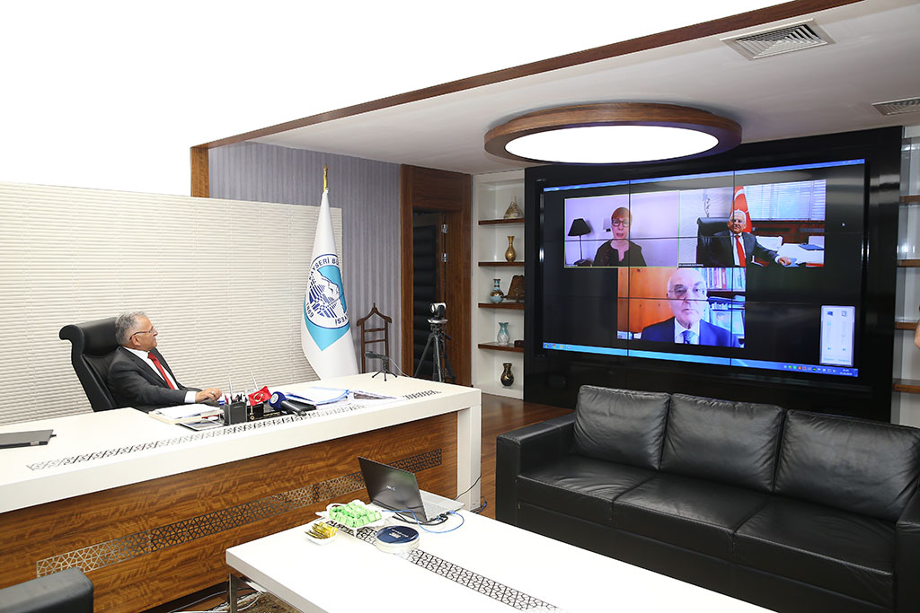 Başkan Büyükkılıç Yerel Yönetimler Zirvesi'nde 