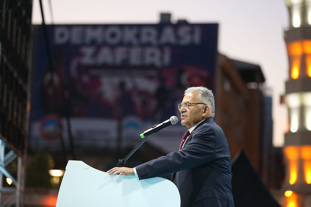 Başkan Büyükkılıç Demokrasi Nöbetinde