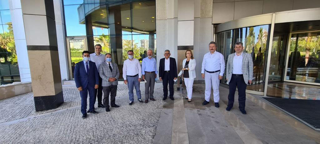 Başkan Büyükkılıç Hem TKB Encümeni'ne Yeniden Seçildi Hem de Ödülle Döndü