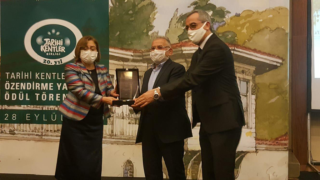 Başkan Büyükkılıç İstanbul'dan Ödülle Döndü