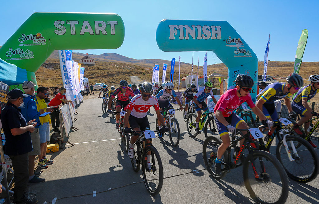 Erciyes'te Uluslararası Dağ Bisikleti Heyecanı Sürüyor