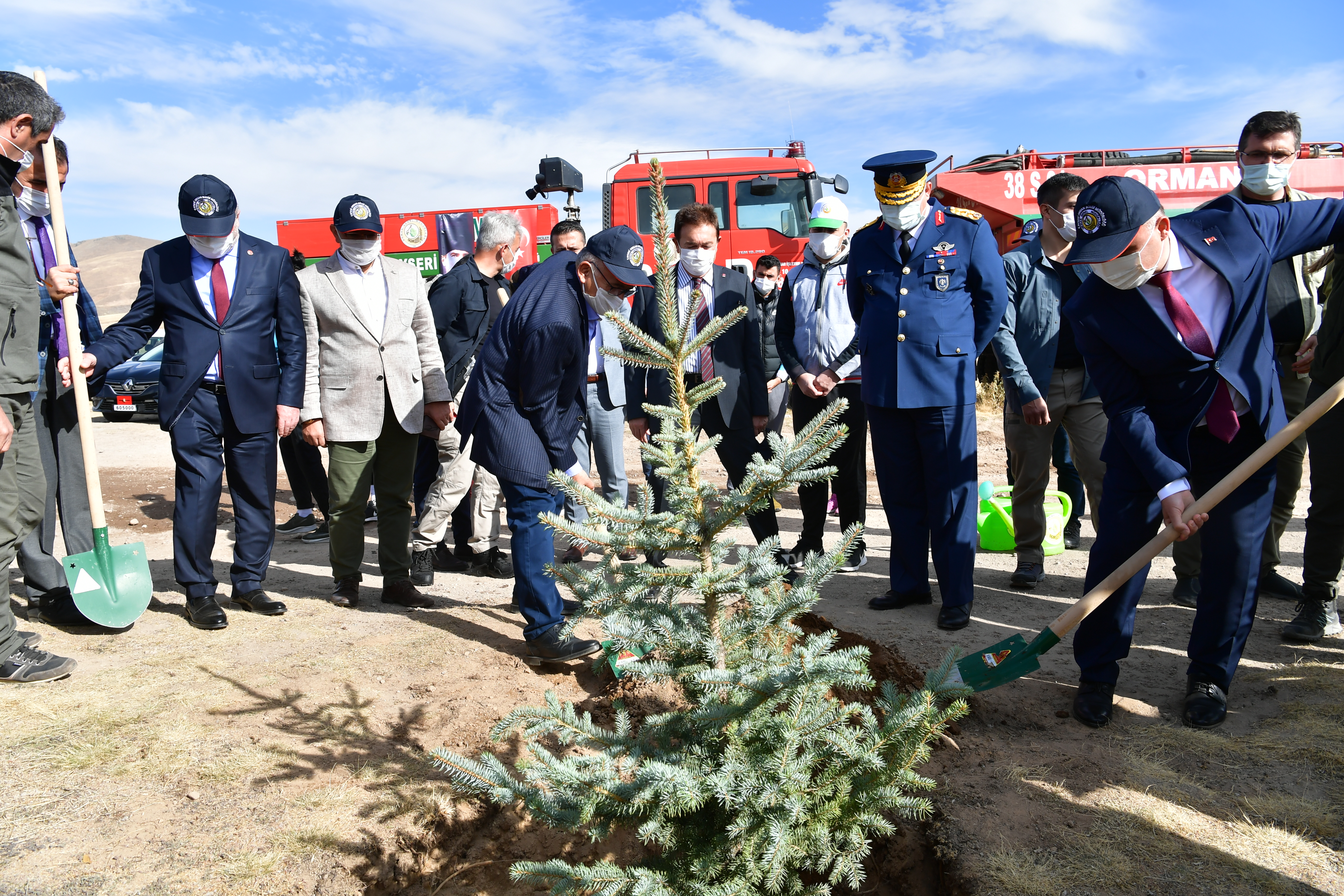 Vali Günaydın ve Başkan Büyükkılıç Erciyes'te Fidan Dikti
