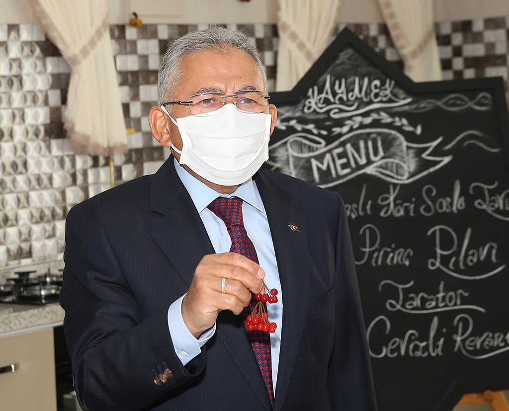 Doktor Başkan, Kursiyerlere Gilaburunun Faydalarını Anlattı