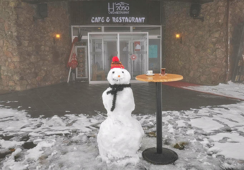 Erciyes’te Kardan Adam da Maskesini Taktı