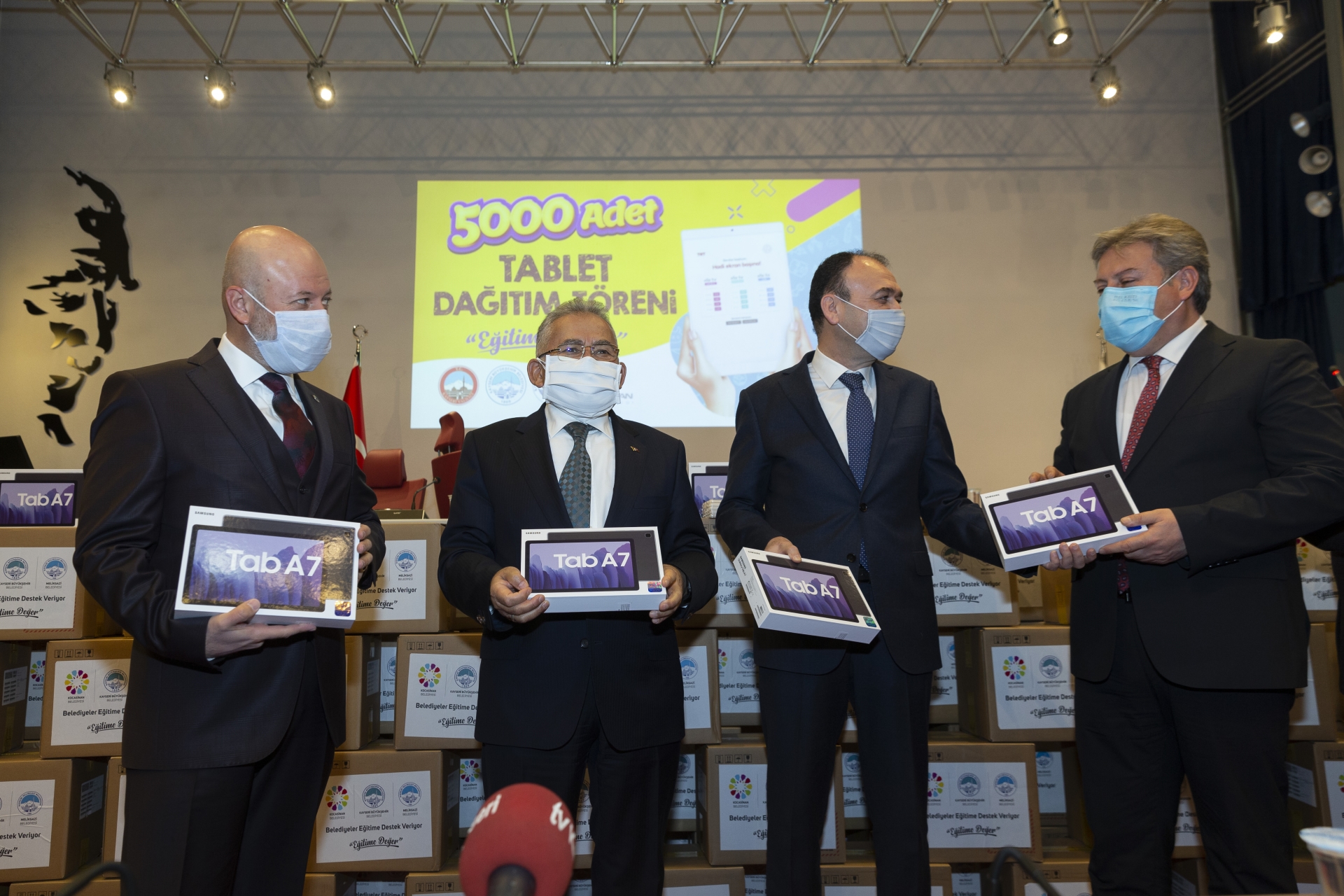 Büyükşehir ve İlçe Belediyelerinden Uzaktan Eğitime Dev Tablet Desteği