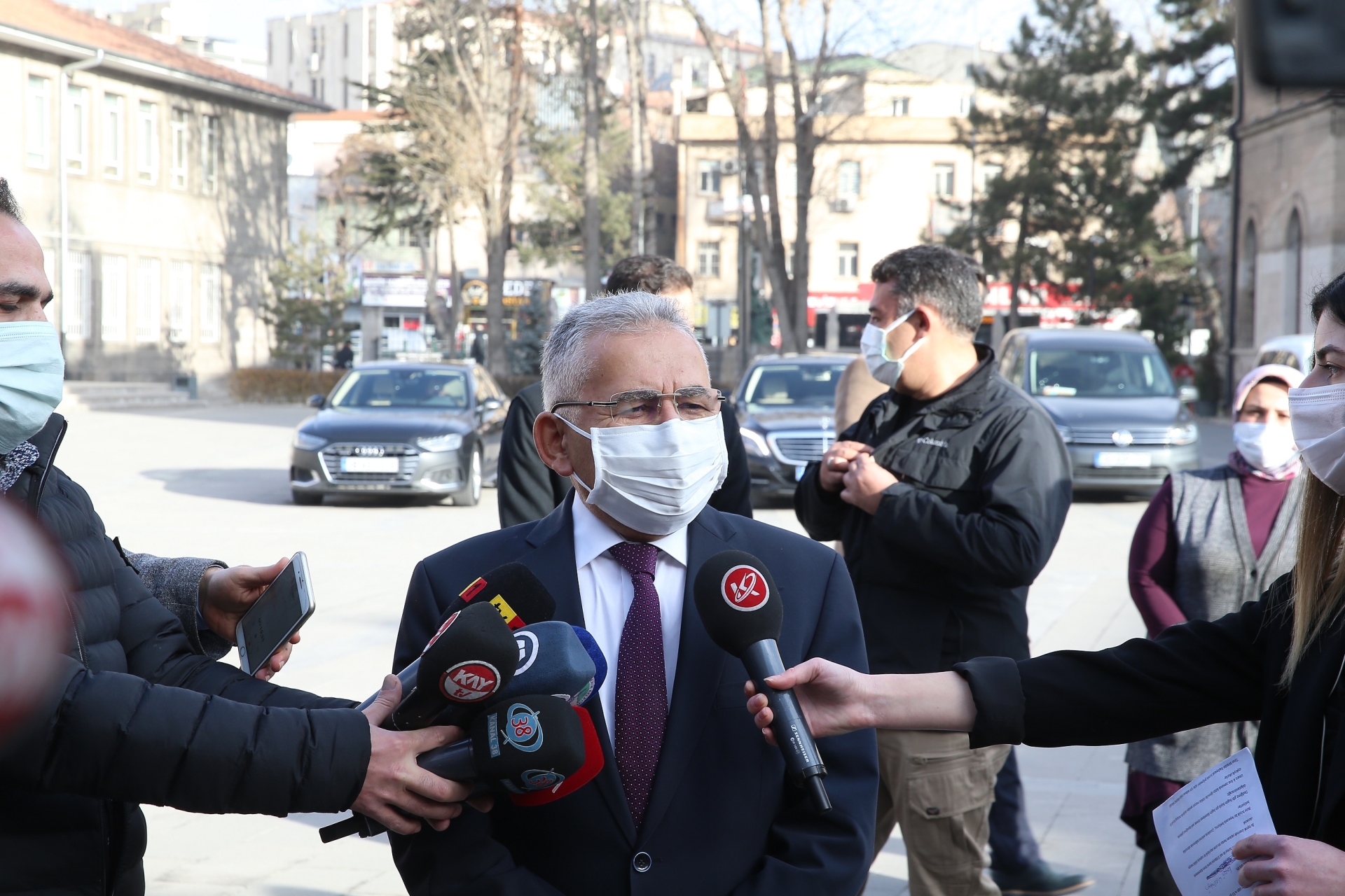 Başkan Büyükkılıç, Kayseri Lisesi'nde Bayrak Törenine Katılıp, İstiklal Marşı Okudu