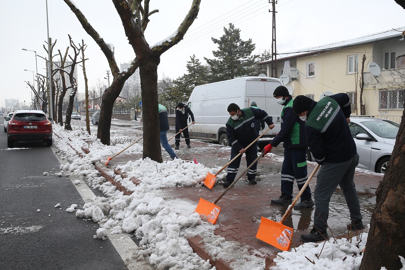 Büyükşehir, 16 İlçede Gece Boyu Karla Mücadele Etti