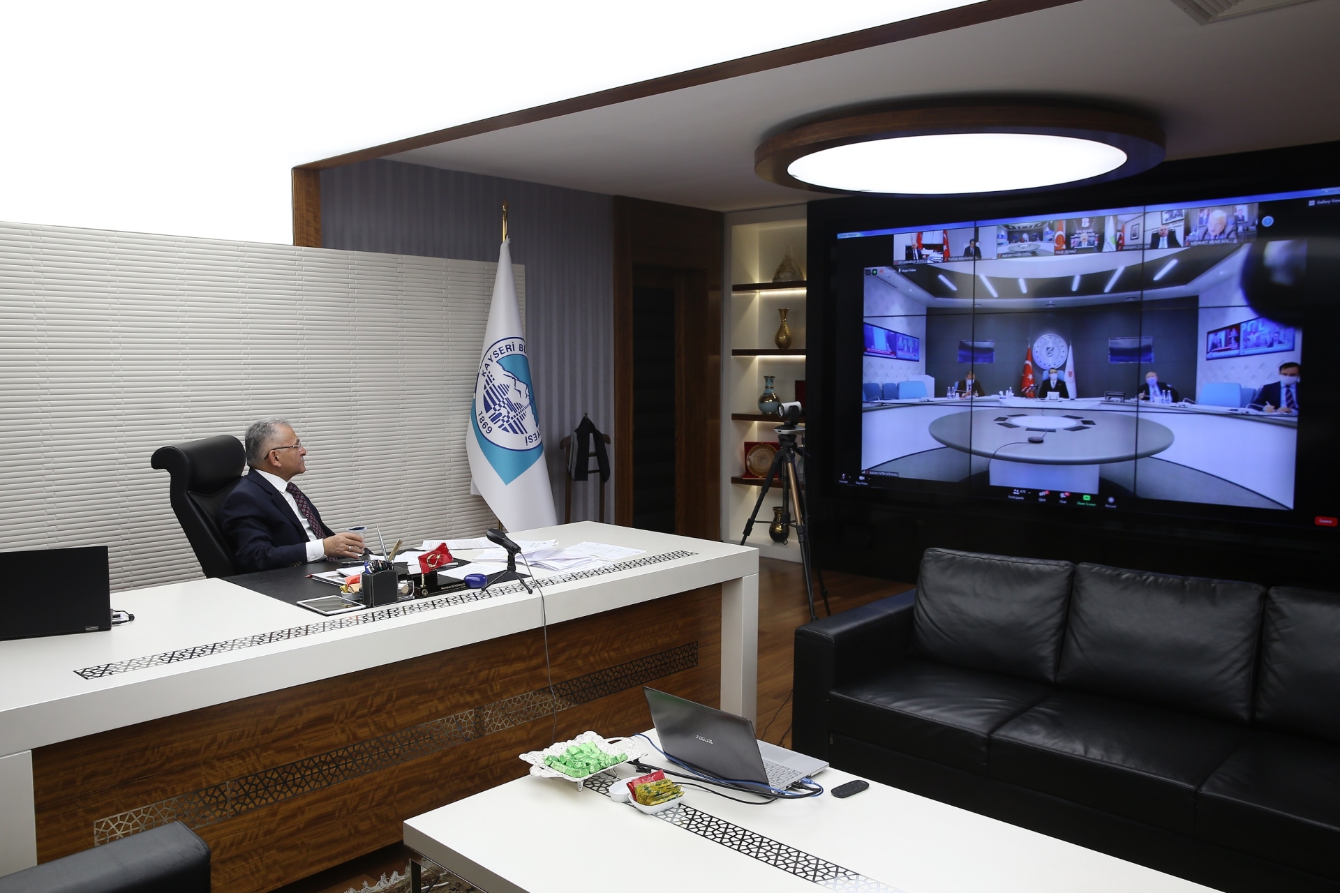 Enerji Bakanı Dönmez, Başkan Büyükkılıç’ı Örnek Gösterdi