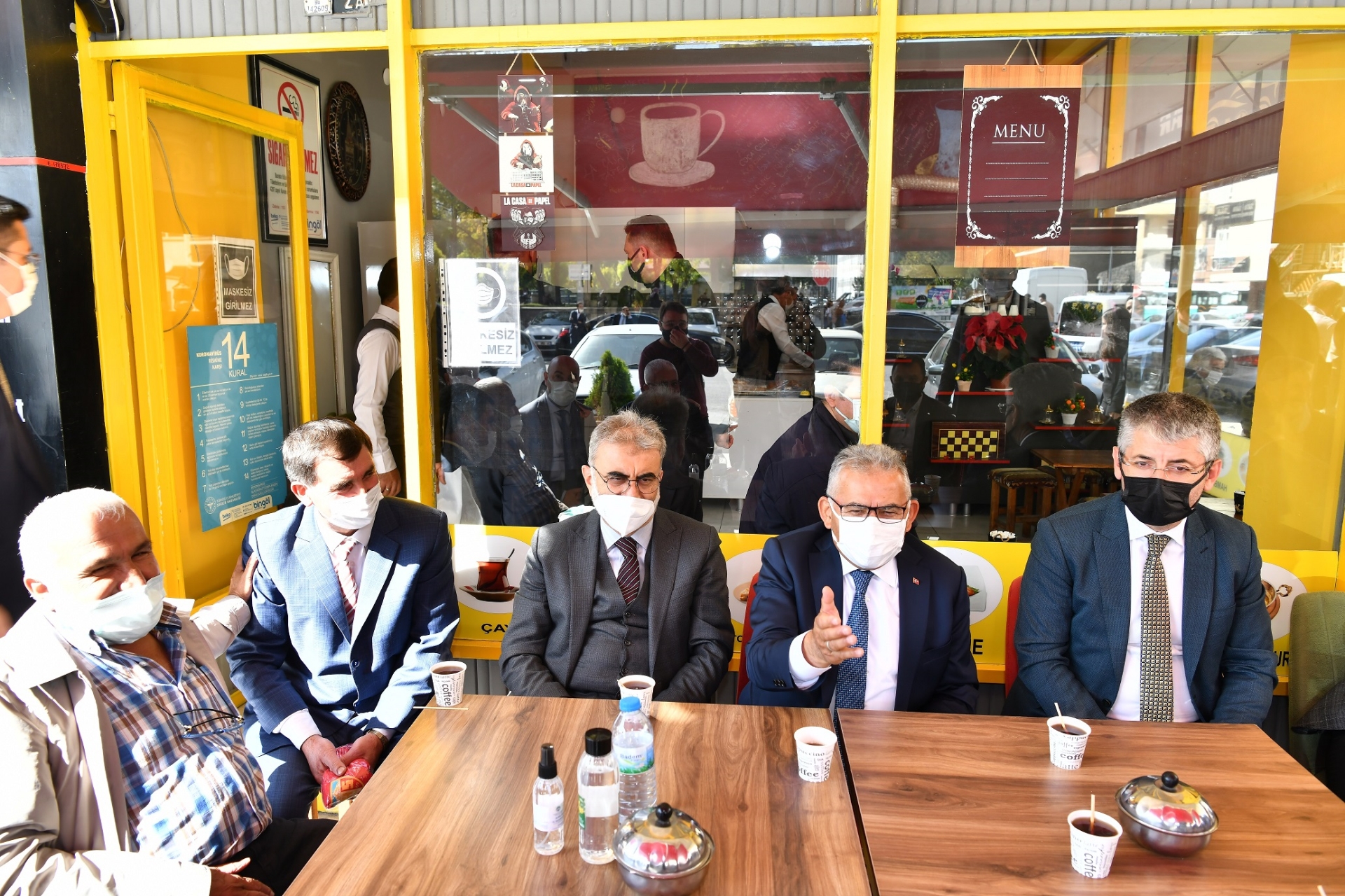 Başkan Büyükkılıç, Esnaf ve Vatandaşla Kucaklaşmaya Devam Ediyor