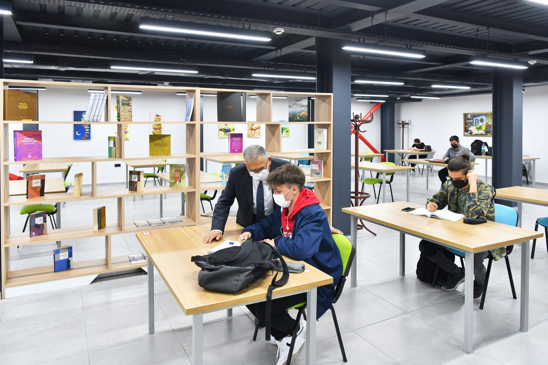 Başkan Büyükkılıç, Kütüphanede Gençlerle Buluştu