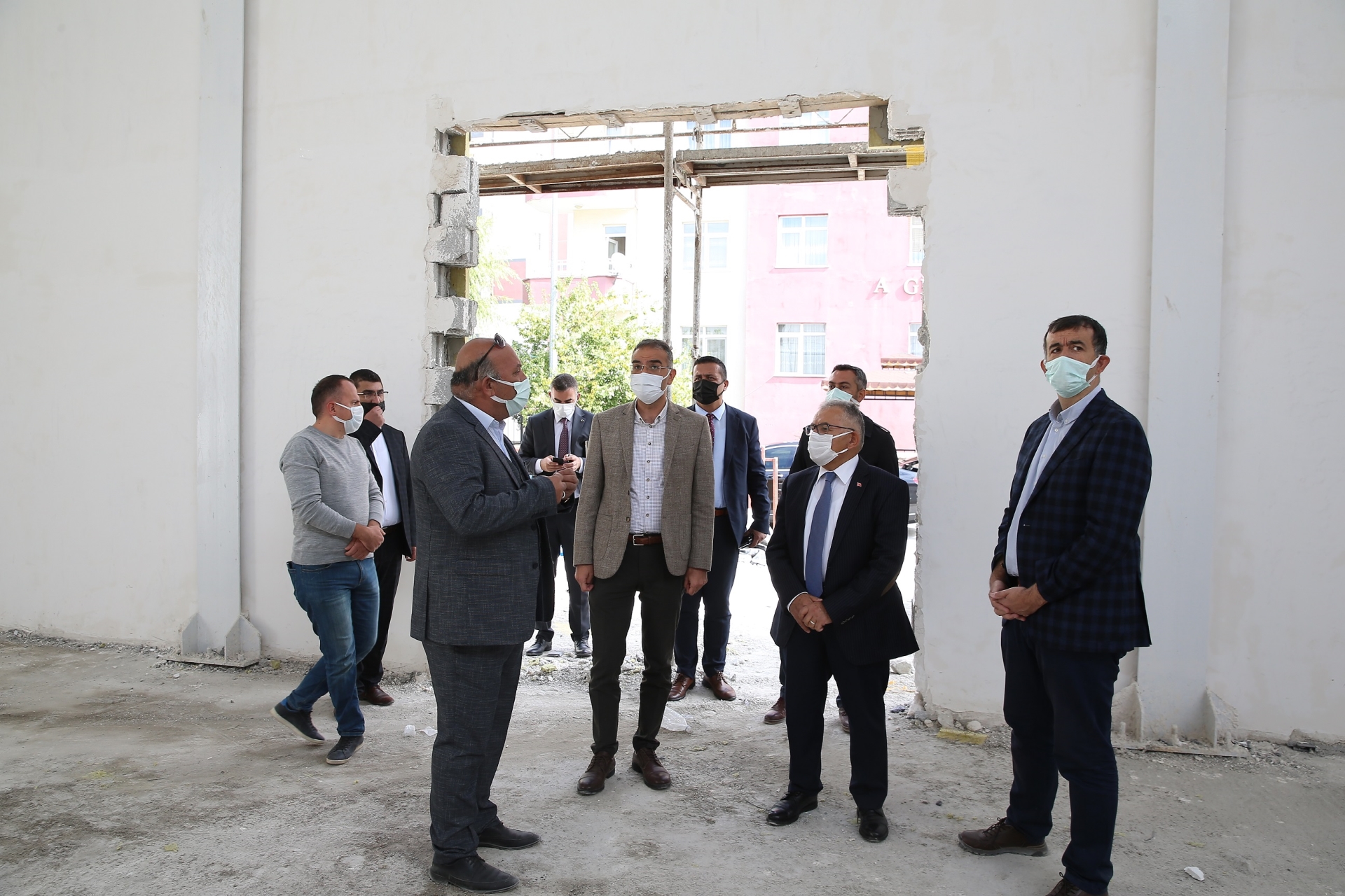 Başkan Büyükkılıç, Spor Salonu İnşaatını Denetledi