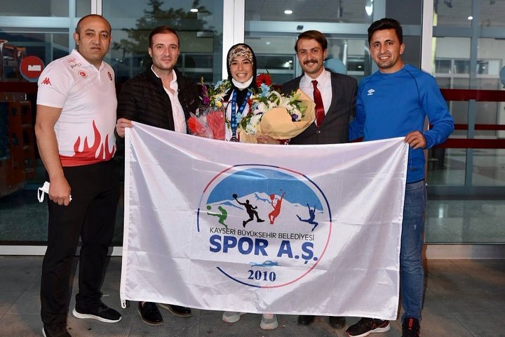 Dünya İkincisi Hayriye, Coşkuyla ve Çiçeklerle Karşılandı