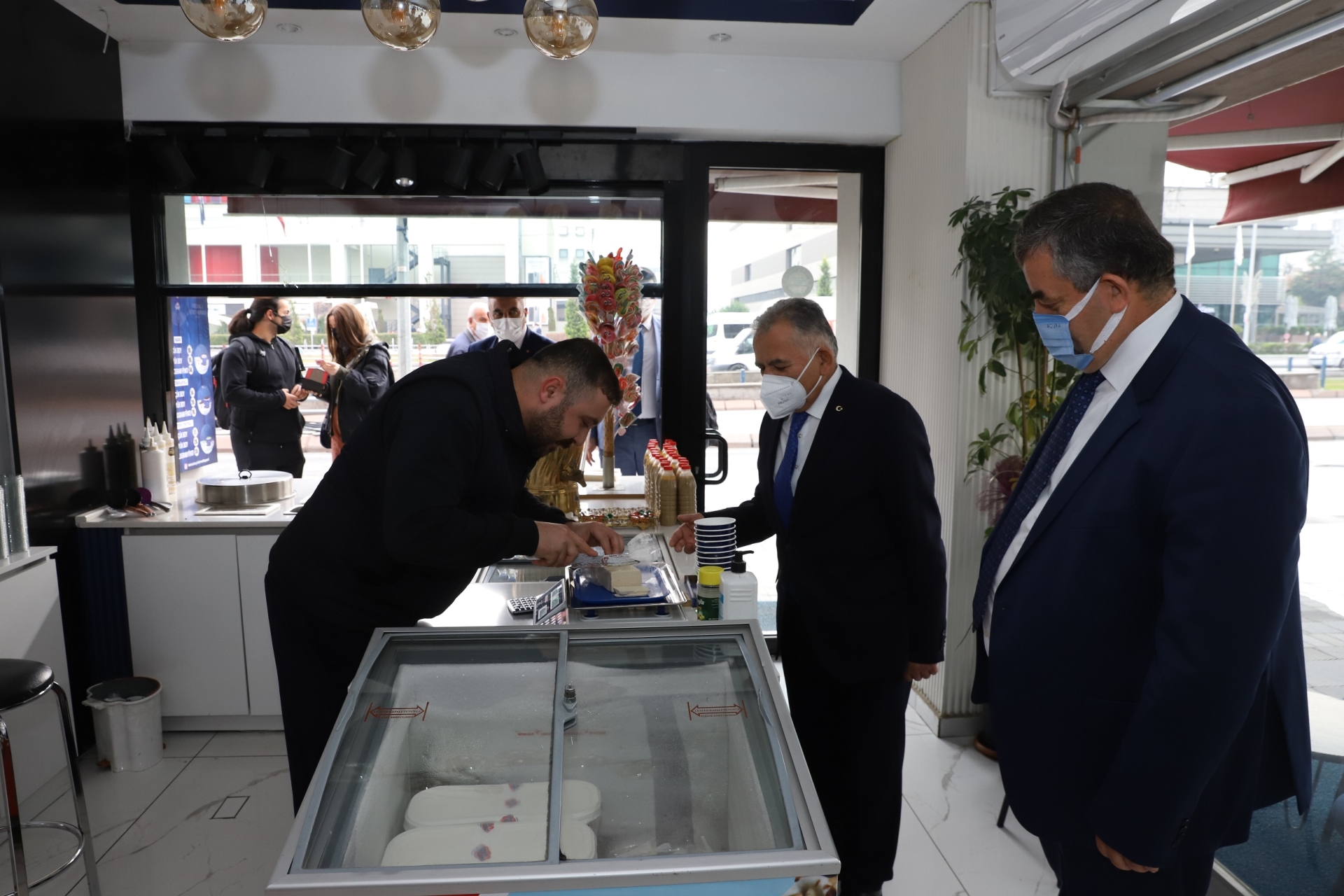 Başkan Büyükkılıç, Esnaf ve Vatandaşla Buluştu, Patili Dostları Sevdi