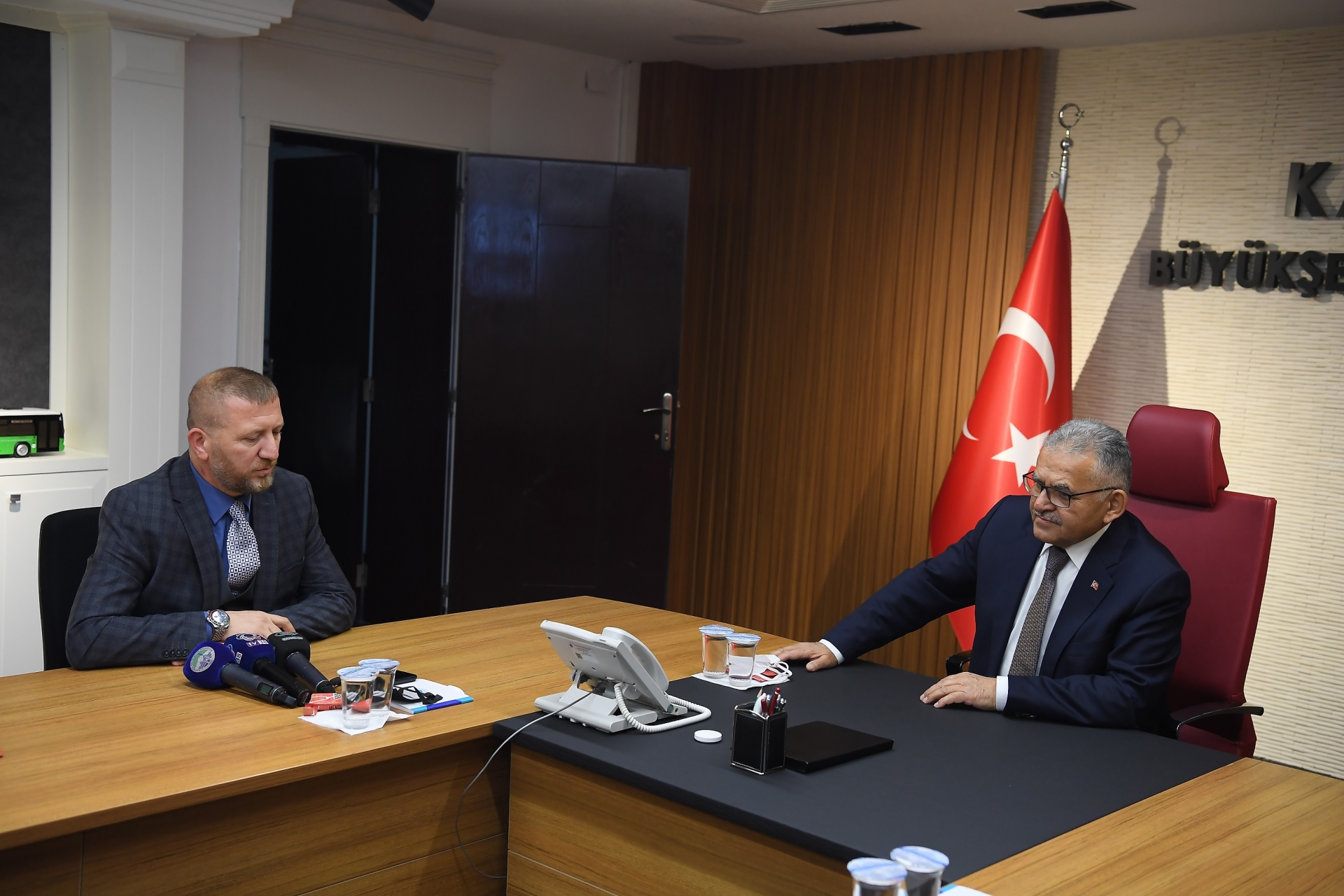 Başkan Büyükkılıç, Kayseri Yozgatlılar Federasyonu Başkanı Çağan ve Yönetimini Kabul Etti