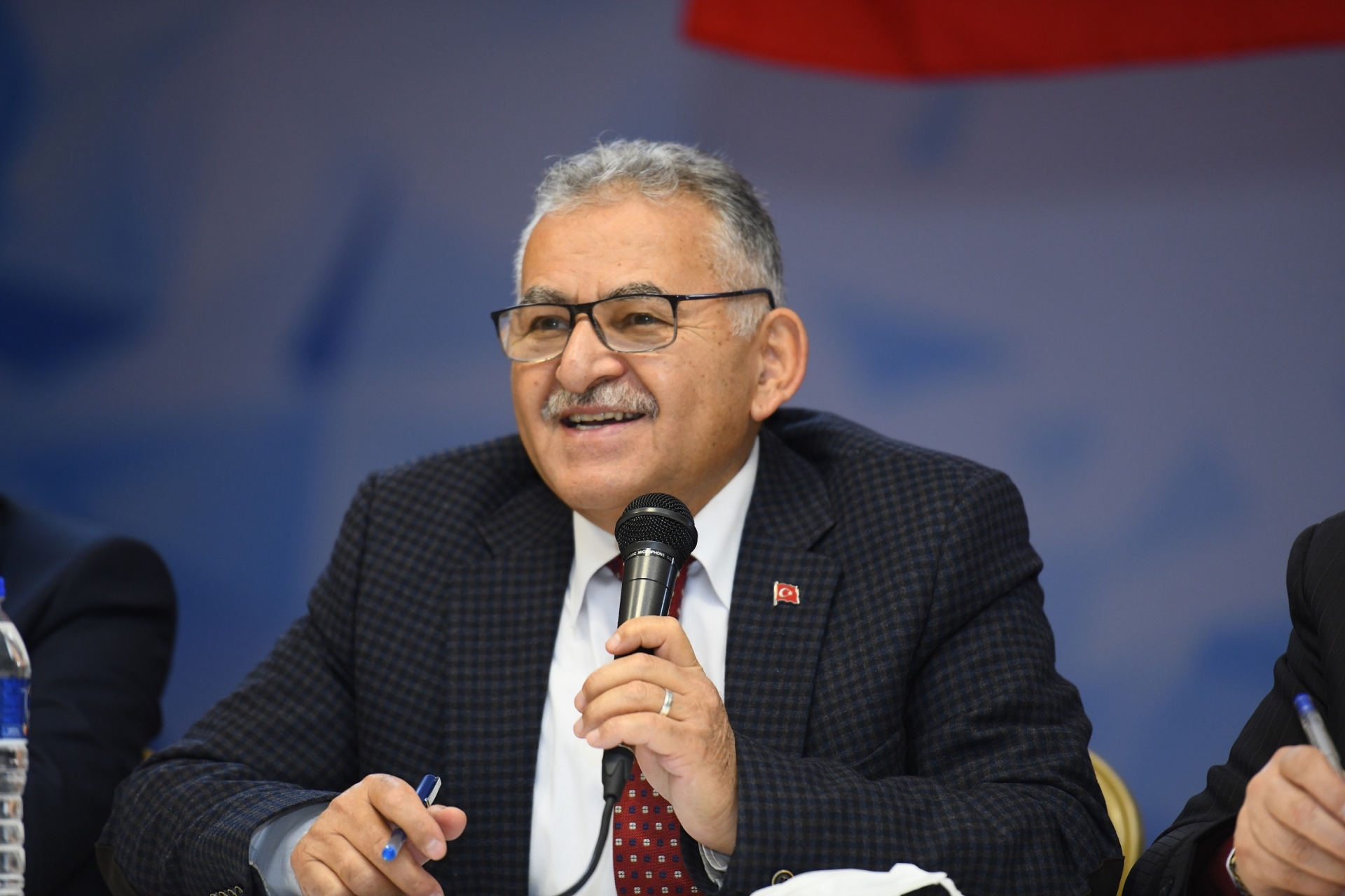 Başkan Büyükkılıç, Sarız’da Muhtarlarla Buluştu, İlçe Sakinlerinin Sıcak İlgisiyle Karşılandı