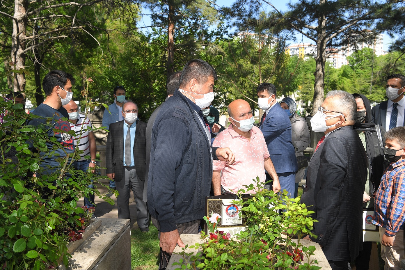 Başkan Büyükkılıç, Arife Gününde Şehitlikleri Ziyaret Etti