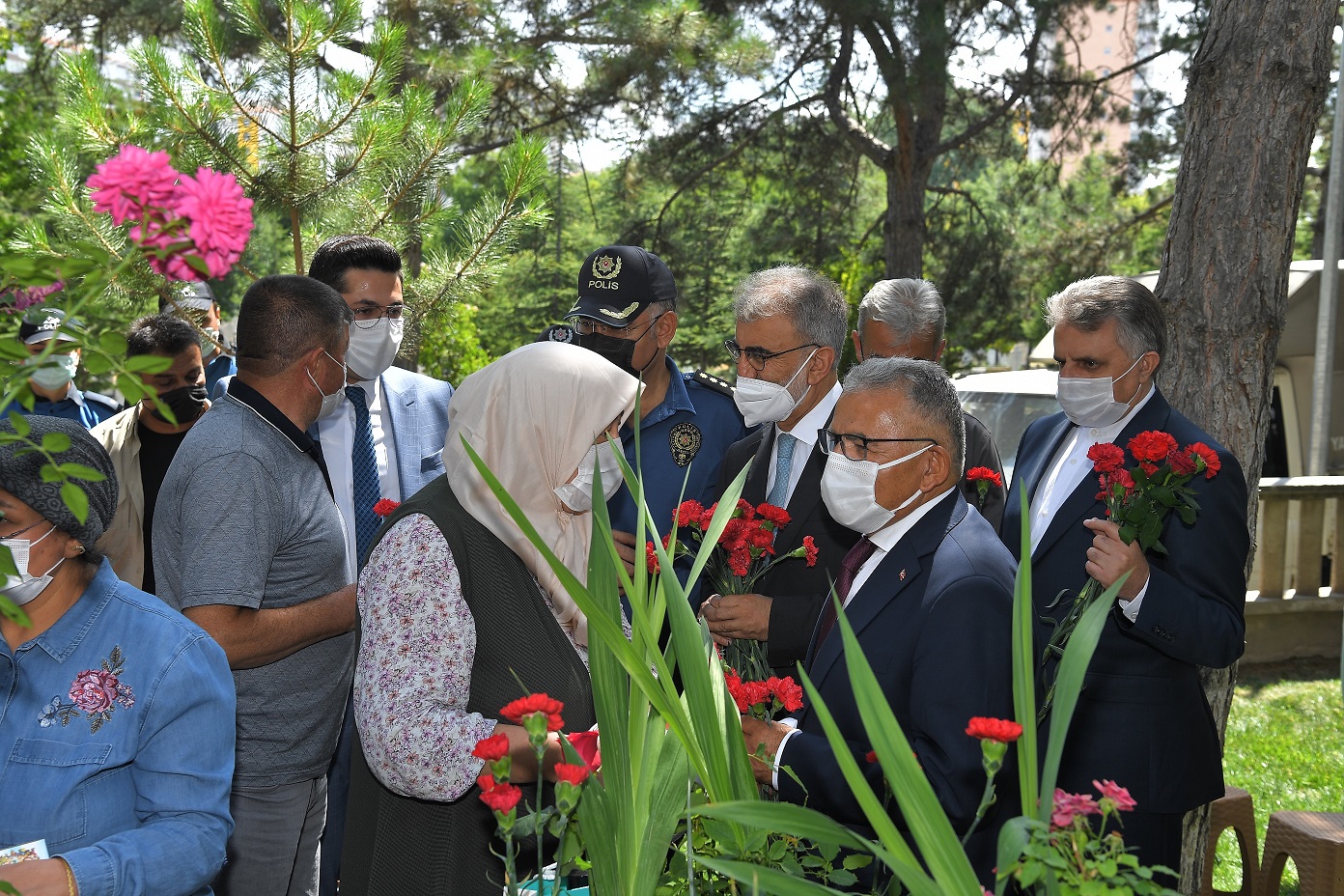 Büyükkılıç'tan 15 Temmuz'da Şehitlere Dua ve Karanfil