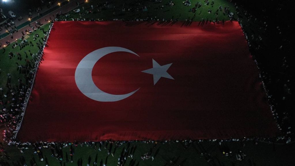 Başkan Büyükkılıç Demokrasi Nöbetinde Binlere Seslendi