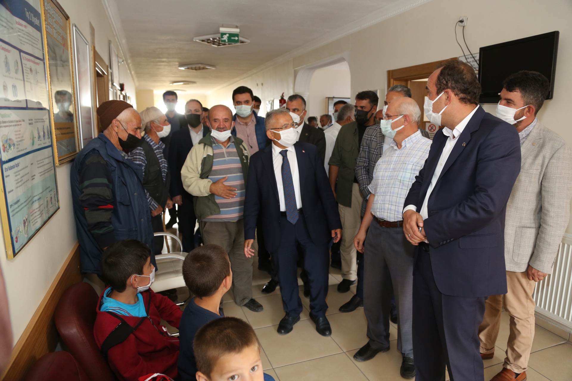 65 Yaşındaki Vatandaş, Doktor Başkanın Refakatinde Aşı Oldu