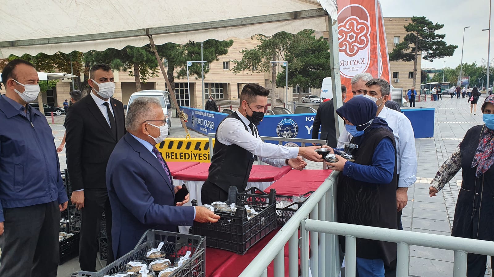 Başkan Büyükkılıç, Vatandaşlara Aşure Dağıttı