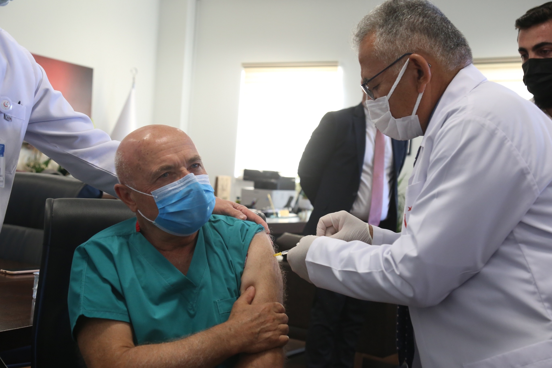 Doktor Başkan, Doktor Milletvekili ve Gazeteciye Kovid-19 Aşısı Yaptı